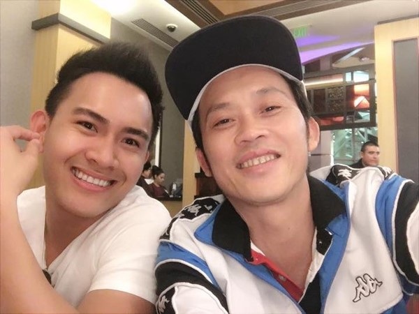 Con trai danh hài Hoài Linh khoe ảnh du lịch cùng bố - 1 Vào năm 2016, nhiều người bất ngờ khi thấy danh hài Hoài Linh đăng tải ảnh hình ảnh chụp chung với con trai ruột - Võ Lê Thành Vinh. Anh chia sẻ: “Con trai cố gắng, còn một năm nữa tốt nghiệp”.