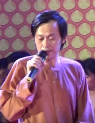 Khán giả kích động ném đá lên sân khấu, Hoài Linh vẫn bản lĩnh xử lý sự cố - 2 Danh hài Hoài Linh vẫn ở lại đến cuối chương trình dù sự cố đáng tiếc diễn ra tại sân khấu