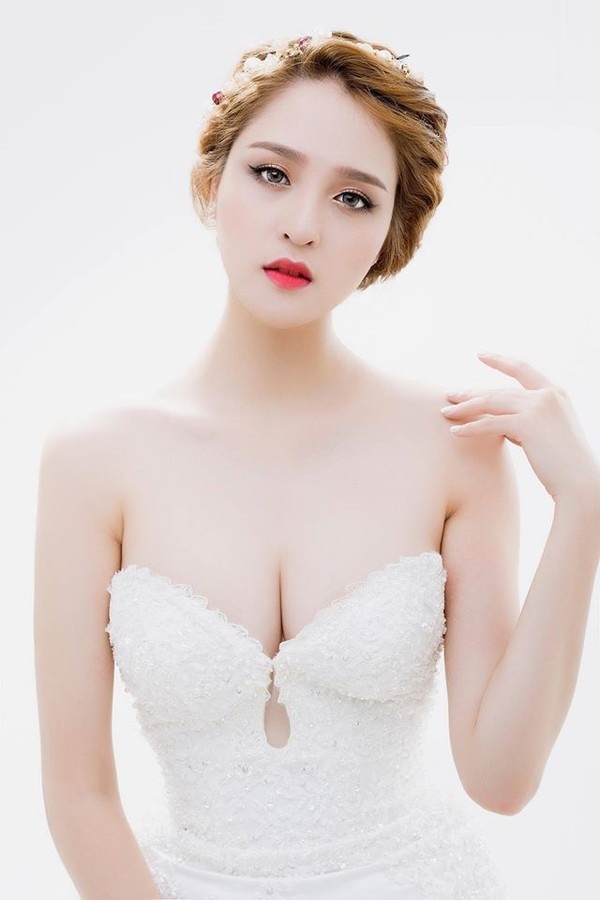 Á hậu Hoàng Anh bí mật lên xe hoa - 1 Á hậu Hoàng Anh gây bất ngờ khi bí mật lên xe hoa.