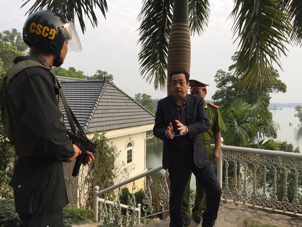 NSND Hoàng Dũng: “Về hưu tôi bù đắp cho gia đình nhiều hơn” - 2 Cảnh NSND Hoàng Dũng bị bắt ở cuối phim Người phán xử. Ảnh: VFC.