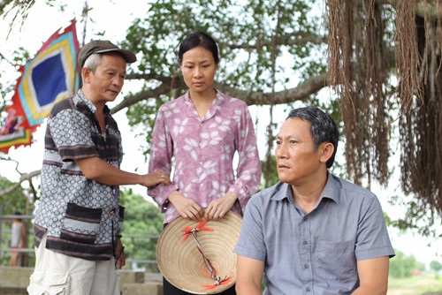 NSƯT Hoàng Hải: “Phàm đã tham lam thì cuộc sống không bao giờ yên ổn” - 1 NSƯT Hoàng Hải và đạo diễn Quốc Trọng trong một cảnh của phim.
