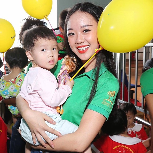 Người đẹp Phòng cháy chữa cháy mang ấm áp đến với trẻ em dịp cuối năm - 3 Cô rất yêu các em nhỏ