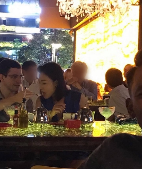 Á hậu Hoàng Oanh im lặng khi bị bắt gặp thân mật trai ngoại quốc - 1 Bức ảnh đang được lan truyền trên mạng xã hội. Ảnh: FB.