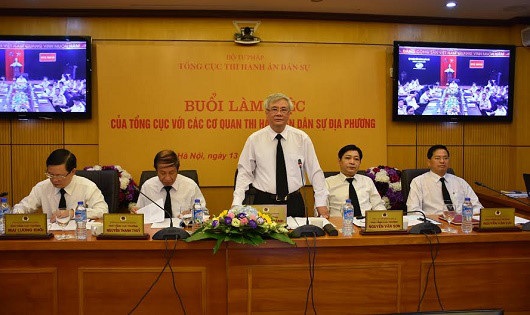 Bộ trưởng Trần Hồng Hà yêu cầu không tặng quà lãnh đạo dịp Tết 2017 - 2 Ông Hoàng Sỹ Thành (đứng) cùng lãnh đạo Tổng cục Thi hành án dân sự chủ trì một buổi làm việc với cơ quan thi hành án dân sự địa phương.