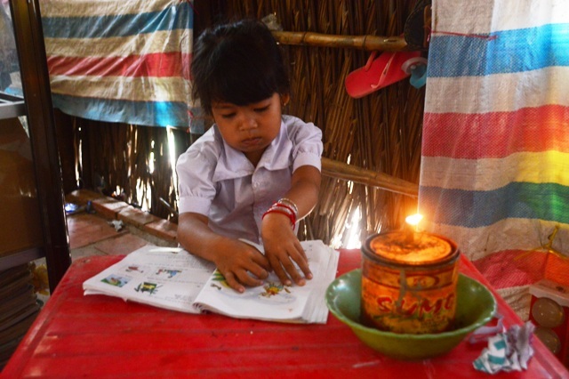 Hàng chục hộ dân chưa bao giờ biết ánh sáng đèn điện nhận nhiềm vui sướng tột cùng! - Ảnh 1. Hàng chục hộ dân chưa bao giờ biết ánh sáng đèn điện nhận nhiềm vui sướng tột cùng! - Ảnh 1.