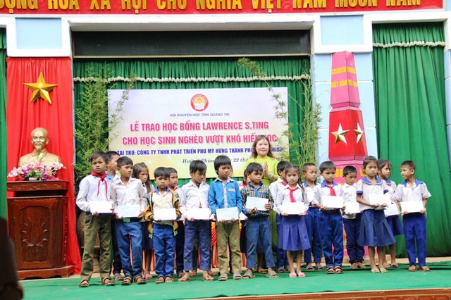 Quảng Trị: 6 tháng đầu năm, Qũy Khuyến học toàn tỉnh huy động được hơn 20 tỷ đồng - 4 Trao học bổng cho học sinh miền núi xã Hướng Phùng huyện Hướng Hóa
