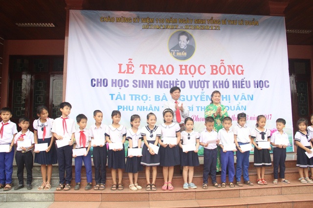 Quảng Trị: 6 tháng đầu năm, Qũy Khuyến học toàn tỉnh huy động được hơn 20 tỷ đồng - 2 Hội khuyến học tỉnh trao học bổng cho học sinh hiếu học