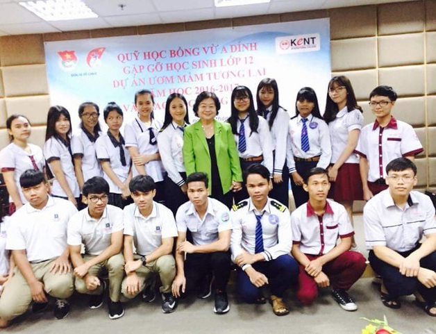 Em Hồ Minh Đức (ngồi, thứ 5 từ trái sang) trong lần gặp gỡ với nguyên Phó Chủ tịch nước Trương Mỹ Hoa và các bạn cùng nhận học bổng Vừ A Dính.