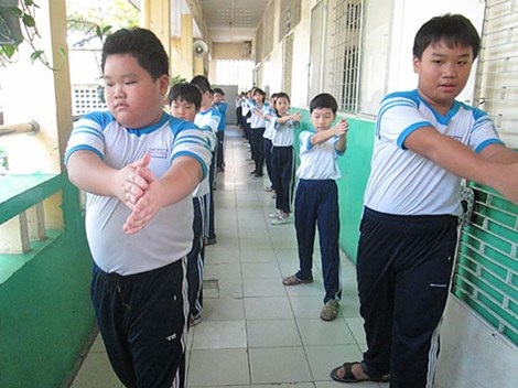 Chương trình GDPT mới: Cần đặt giáo dục sức khỏe của học sinh lên hàng đầu - 1
Nhiều trường học chật hẹp, học sinh phải tập thể dục ở hành lang lớp học.