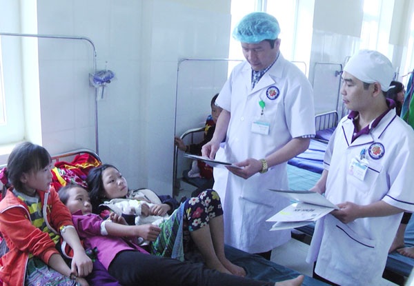 Hàng chục học sinh bán trú nhập viện do nghi bị ngộ độc thực phẩm - 1 Bác sỹ Bệnh viện đa khoa huyện Sa Pa chăm sóc sức khỏe học sinh trường phổ thông dân tộc bán trú tiểu học - trung học cơ sở xã Hầu Thào bị nghi ngộ độc thực phẩm. (Ảnh Báo Lào Cai)