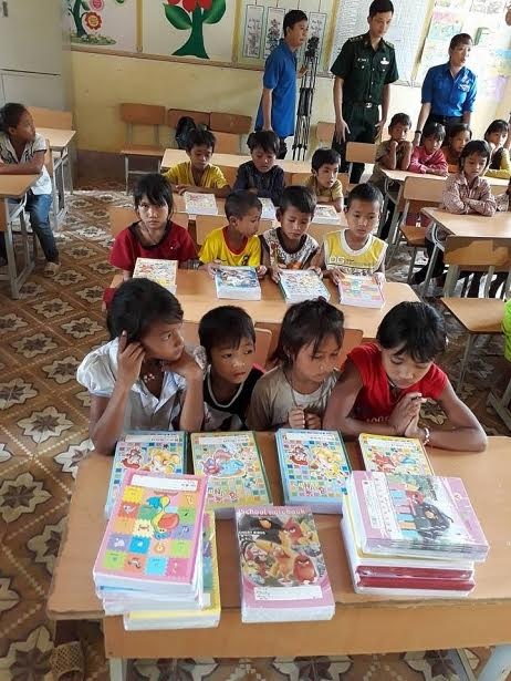 Bộ đội biên phòng kiệu trẻ em băng suối sâu đến trường - 12
Trẻ thơ bên trang sách mới tới trường.