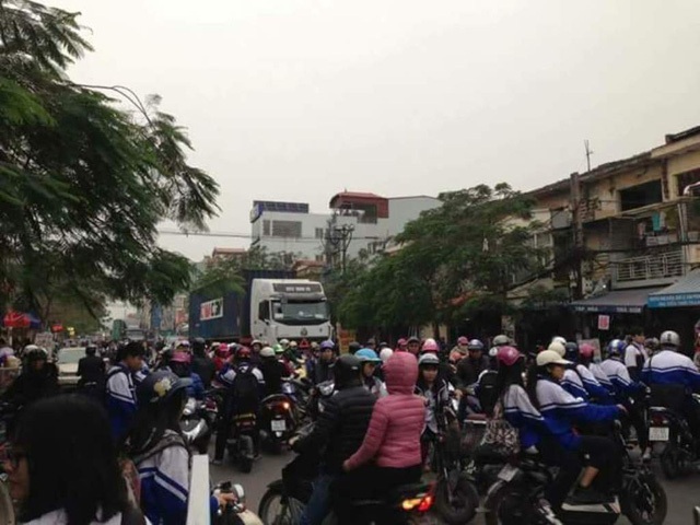 Hãi hùng chen chân cùng xe container trên phố - 10
Hàng trăm học sinh đổ ra đường vây quanh xe container sau giờ tan học trên đường Đà Nẵng, Hải Phòng.