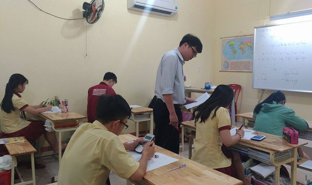 “Chiến thuật” làm tốt bài thi trắc nghiệm môn Toán THPT Quốc gia - 1 Học sinh lớp 12 trường THPT Thành Nhân (TPHCM) học ôn trong buổi tối. (Ảnh: Lê Phương)