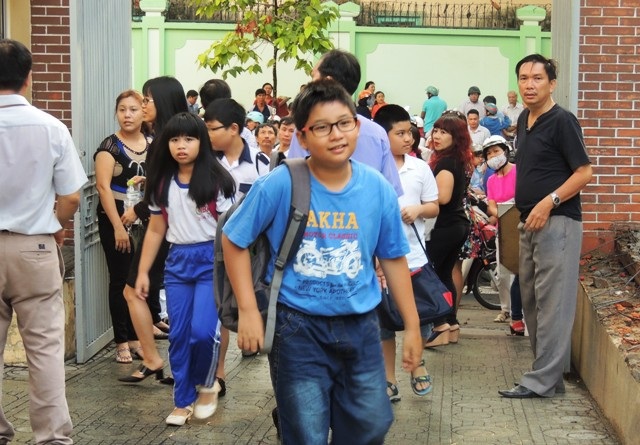 Chuyện kỳ lạ của giáo dục Việt Nam - 1
Nhiều học sinh sau giờ học chính khóa phải nai lưng đi học thêm (ảnh: minh họa)