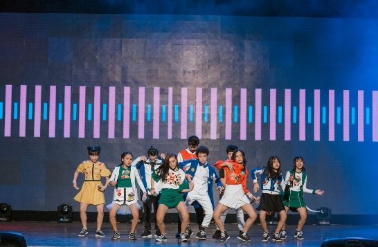 P336 tự tin trình diễn ca khúc “hit” Don’t be shy bằng tiếng Anh trên sân khấu của Apollo English Gala 2017.