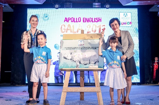 Đại diện Apollo English cùng học viên điểm chỉ vào tấm bảng cam kết bảo vệ thiên nhiên và động vật hoang dã. Đây là hoạt động ý nghĩa nhằm giúp các em có được tư duy của một Công dân Toàn cầu ngay từ khi còn nhỏ.