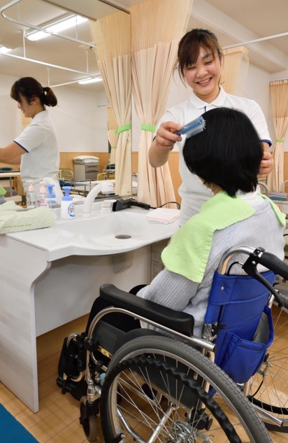 Nhật Bản thu hút học viên nước ngoài sang học nghề Điều dưỡng - 1 Cô Vũ Thị Thu Trang là học viên người Việt Nam hiện đang học ở Trường Cao đẳng Giáo dục Phúc lợi Nhật Bản (Tokyo, Nhật Bản). (Ảnh: Kyodo)