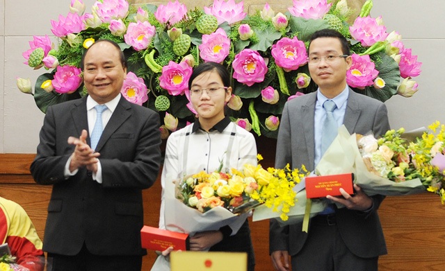 4 nữ sinh Việt giành học bổng tiền tỷ vào ĐH danh tiếng Mỹ 2017 - 1
Đinh Thị Hương Thảo (giữa) giành học bổng 6,5 tỷ từ ĐH MIT.
