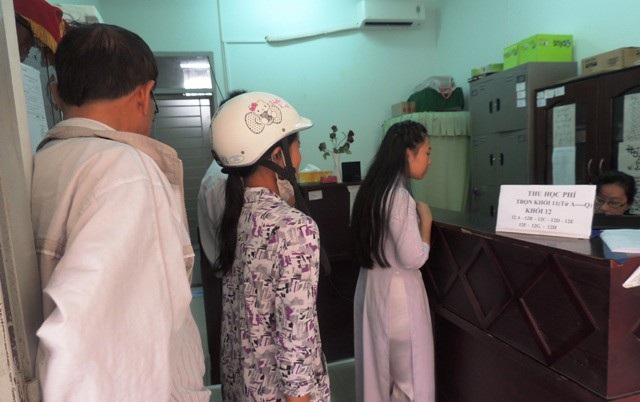 Miễn học phí bậc THCS: Liệu có "đẻ" ra một đống phí con? - 2 Phụ huynh ở TPHCM chờ đóng học phí cho con