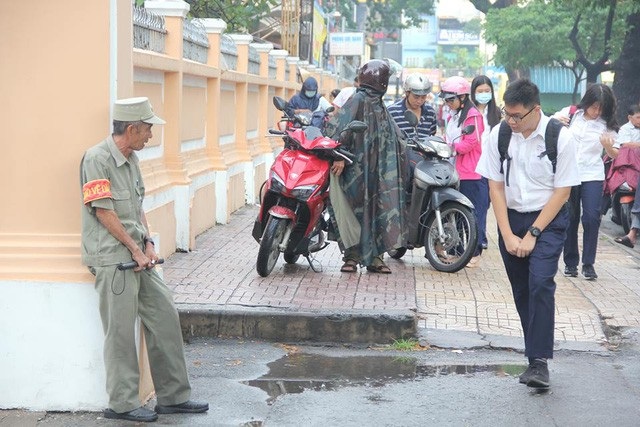 TPHCM: Xây dựng bộ quy tắc ứng xử học đường - 1 Hình ảnh học sinh Trường THPT chuyên Lê Hồng Phong, TPHCM cúi đầu chào bác bảo vệ nhận được nhiều tình cảm, đánh giá tốt trong ứng xử học đường