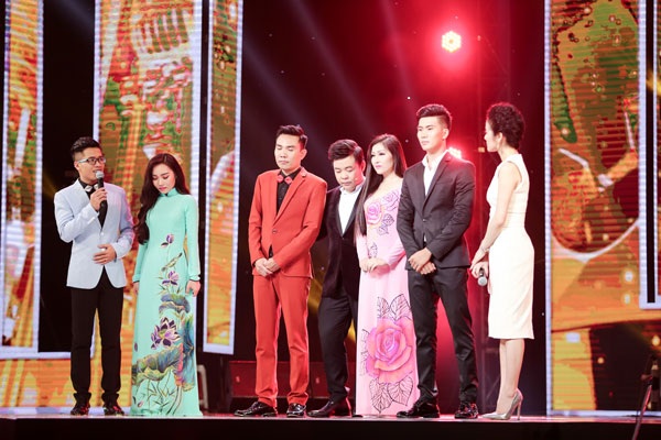 Học trò của ca sĩ Quang Lê hát quên lời, bị loại - 5 Quang Lê an ủi hai học trò Dũng Sến và Hạ Vân khi phải dừng cuộc chơi.