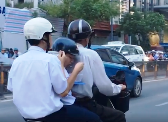 Băn khoăn hình ảnh cô học trò ngủ gục trong thang máy - 2 Hình ảnh học trò ăn cơm ngay lúc ngồi trên xe lúc đến trường gây xôn xao dư luận