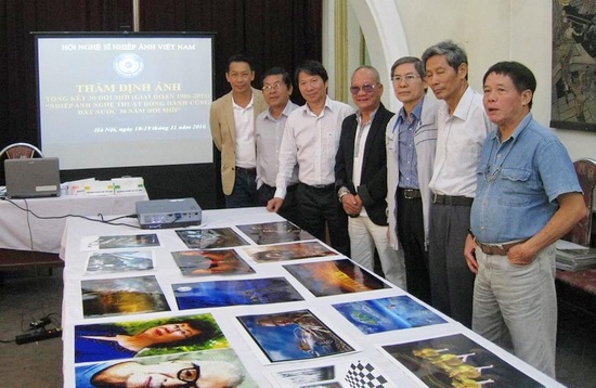 Thu hồi 35 cuốn sách ảnh “Vẻ đẹp đất nước đổi mới” sau lùm xùm - 2 Hội đồng Thẩm định bên các tác phẩm đã được thẩm định. Ảnh: Vapa.