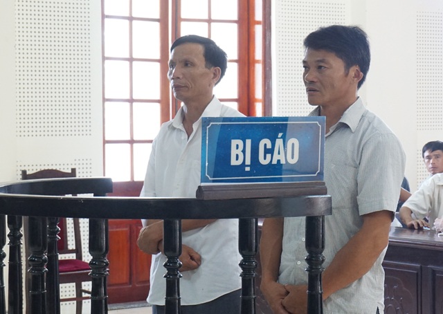 Công an bị buộc tội nhận hối lộ của chủ quán kinh doanh “nhạy cảm” - 1 Bị cáo Nguyễn Duy Điều (bên trái) và Lê Văn Ánh tại phiên tòa phúc thẩm