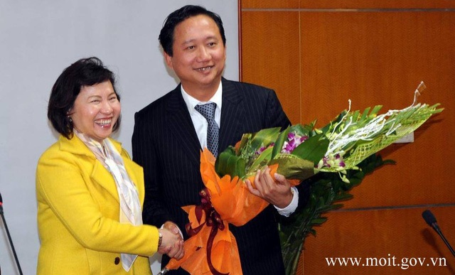 
Bà Hồ Thị Kim Thoa trong một lần trao quyết định bổ nhiệm cho ông Trịnh Xuân Thanh
