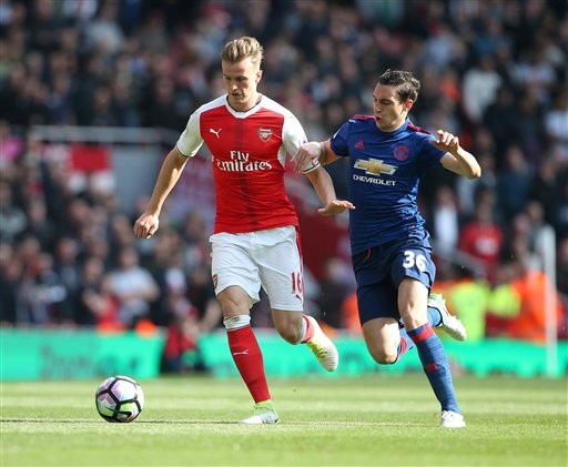 Man Utd - Celta Vigo: Canh bạc của Mourinho - 1
Darmian (phải) thi đấu trong trận đấu của MU trên sân Arsenal cuối tuần qua