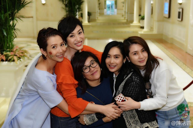 Dàn mỹ nhân của TVB: Người độc thân tuổi 50, người đề huề con cái - 1
Thái Thiếu Phân, Trần Pháp Dung, Chu Nhân và Hồng Hân tái hợp trong một sự kiện mới đây tại Hồng Kông vào ngày 13/3. Họ đều là những mỹ nhân của làng giải trí Hoa ngữ những năm 90 của thế kỷ trước. Giờ, tất cả đều đã ngoài 45 tuổi nhưng vẫn rất trẻ đẹp và quyến rũ.