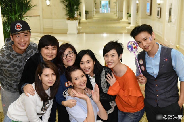 Dàn mỹ nhân của TVB: Người độc thân tuổi 50, người đề huề con cái - 2
Đáng chú ý nhất là sự xuất hiện của nữ diễn viên Trần Pháp Dung bởi đã khá lâu rồi cô không còn tham gia các hoạt động của làng giải trí. Trần Pháp Dung từng giành được vương miện Hoa hậu Hồng Kông năm 1989 và tham dự nhiều cuộc thi sắc đẹp quốc tế khác như Hoa hậu Hoàn vũ 1990 năm 23 tuổi.