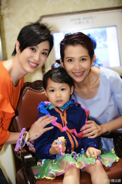 Dàn mỹ nhân của TVB: Người độc thân tuổi 50, người đề huề con cái - 3
Trần Pháp Dung, hiện đã 50 tuổi, chụp hình chung với mẹ con nữ diễn viên Thái Thiếu Phân.