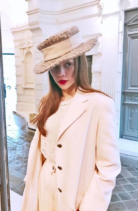 Hồ Ngọc Hà chia sẻ hình ảnh trên trang cá nhân với dòng trạng thái nhiều ý nghĩa: “Điều duy nhất để khiến bạn không bị ganh tị là ngay chính bản thân mình đừng cố tình làm gì để người khác ganh tị. Mọi phụ nữ hãy vui nhé...”