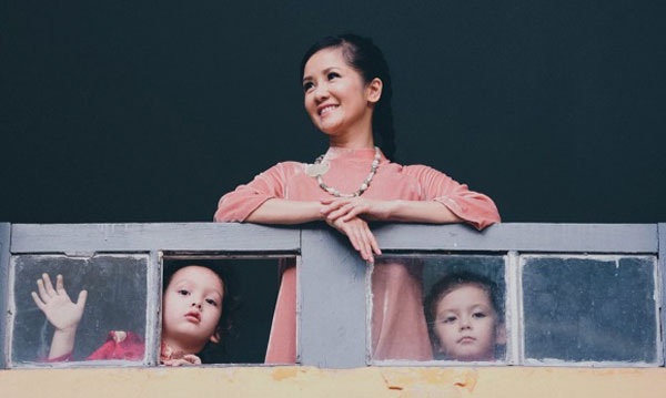 Hồng Nhung ám ảnh về tuổi thơ "lạnh lẽo" tình cảm gia đình - 4 Hồng Nhung chia sẻ, những thiếu thốn tình cảm của mẹ thuở ấu thơ được bù đắp khi chị có bé Tôm và bé Tép. Bao nhiêu tình thương, niềm khát khao chị dồn hết cho hai con (Ảnh: Nguyễn Chí Thanh).