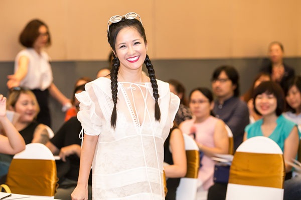 Hồng Nhung ám ảnh về tuổi thơ "lạnh lẽo" tình cảm gia đình - 1 Diva Hồng Nhung xuất hiện tươi trẻ và rạng rỡ tại buổi giới thiệu chương trình giới thiệu những bài hát thiếu nhi gắn liền ký ức tuổi thơ mới đây tại Hà Nội. (Ảnh: H.B)