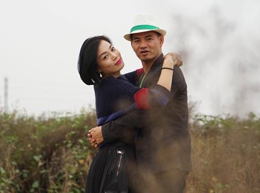 Vợ Xuân Bắc khoe hạnh phúc bên chồng sau “sóng gió” - 7 Hình ảnh vợ chồng Xuân Bắc dành cho nhau nhiều cử chỉ ngọt ngào thu hút sự quan tâm của khán giả.