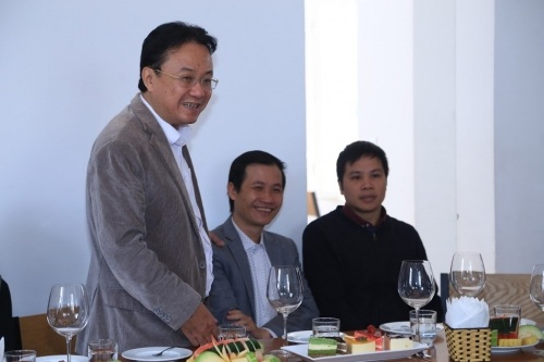 Nhà thơ Hồng Thanh Quang tại buổi gặp gỡ báo chỉ để chia sẻ về đêm thơ. Ảnh: Lam Thanh.