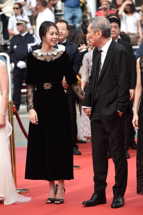 “Người thứ ba” Kim Min Hee và “tình già” vẫn hạnh phúc bên nhau - 4
Kim Min Hee, 35 tuổi, bất chấp dư luận xứ Hàn vẫn yêu đạo diễn 56 tuổi, Hong Sang Soo.