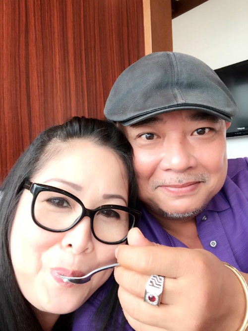 Nghệ sĩ nhân dân Hồng Vân vui vẻ khoe ảnh hạnh phúc được chồng Lê Tuấn Anh đút cho ăn và mua tặng hai chiếc túi hàng hiệu ở Nhật.