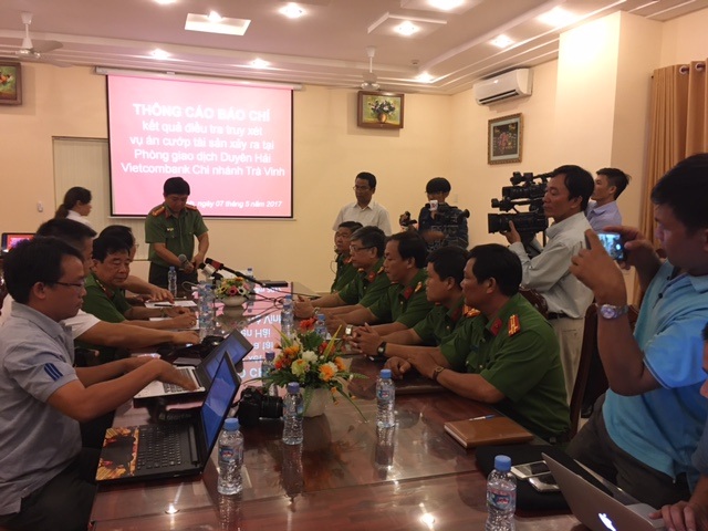 Phá án cướp ngân hàng: Lần đường rút lui của thủ phạm từ camera nhà dân - 1
Cuộc họp báo do Công an tỉnh Trà Vinh tổ chức