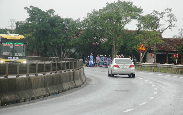 Dẹp bỏ tình trạng buôn bán nơi “điểm đen” tai nạn giao thông - 1 Tình trạng lấn chiếm hành lang an toàn giao thông để họp chợ, mua bán hải sản tại khu vực Bắc cầu Gianh