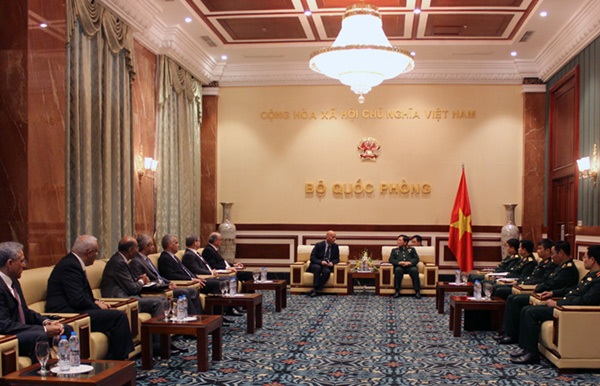 Việt Nam - Israel thúc đẩy hợp tác quốc phòng - 1 Bộ trưởng Ngô Xuân Lịch tiếp Đoàn đại biểu doanh nghiệp Quốc phòng Israel tại Hà Nội chiều ngày 20/3 (Ảnh: Cổng thông tin điện tử Bộ Quốc phòng)