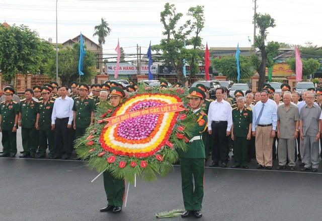 Các đại biểu dâng hoa, dâng hương tại Tượng đài chiến thắng Quân khu 9
