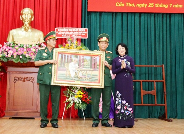 
Phó Chủ tịch nước tặng quà lưu niệm cho Đảng ủy, Bộ tư lệnh Quân khu 9
