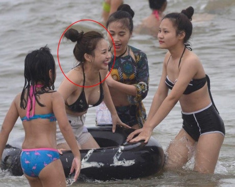 Hot girl siêu vòng 1 lộ bí quyết kinh doanh lãi trăm triệu mỗi tháng - 1 Hình ảnh Minh Phương xinh đẹp trong bộ bikini khoe trọn vòng 1 nóng bỏng tại bãi biển Sầm Sơn được chia sẻ rầm rộ trên mạng.