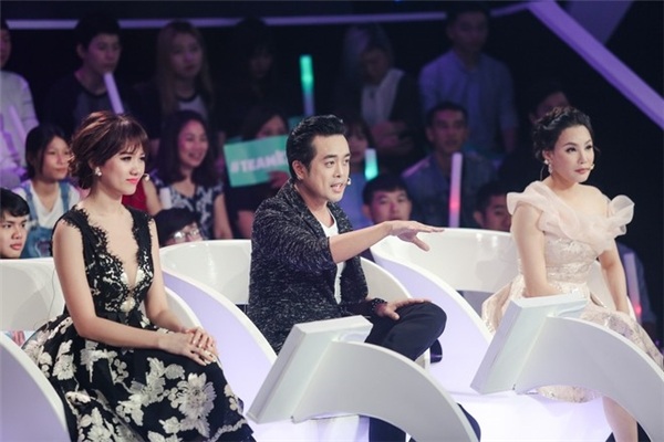 Trước 2 đêm thi cuối cùng của “Be a star - Bạn là ngôi sao”, Hồ Quỳnh Hương rút lui khỏi vị trí giám khảo. Thời điểm đó, thông tin từ BTC đưa ra, nguyên nhân là Hồ Quỳnh Hương tức giận khi thấy ca sĩ Hari Won - giám khảo khách mời ngồi vào ghế chính giữa của BGK. Lúc này, phía Hồ Quỳnh Hương bất ngờ “tố” sự không trung thực của nhà sản xuất. “Hủy show vì không được trả cát-xê - không liên quan Hari Won”, Hồ Quỳnh Hương nói.