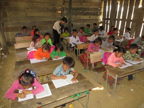 Phân bổ trên 600 tấn gạo cho học sinh vùng đặc biệt khó khăn - 1 Học sinh tại vùng sâu vùng xa tại Đắk Lắk