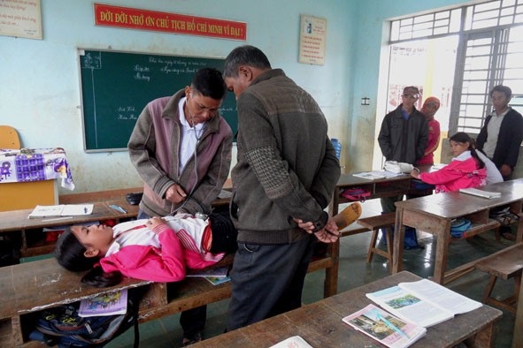 Lại xảy ra hiện tượng nữ sinh tiểu học nói nhảm trong lớp - 1
Bác sĩ đang kiểm tra sức khỏe cho một học sinh từng có biểu hiện “lạ” (ảnh Báo Đắk Lắk)