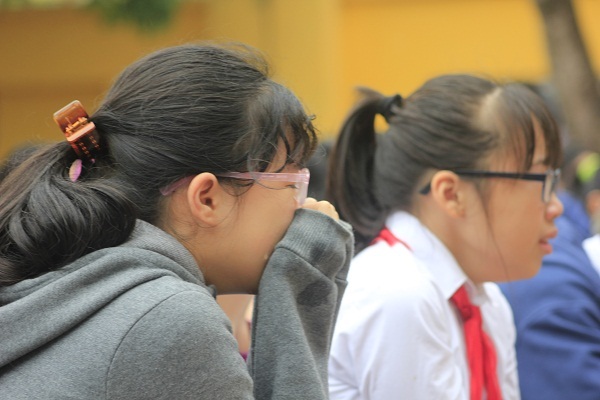 Buổi sinh hoạt dưới cờ khiến hàng nghìn học sinh bật khóc - 1 Những giọt nước mắt lăn dài trên má các em tại buổi sinh hoạt dưới cờ